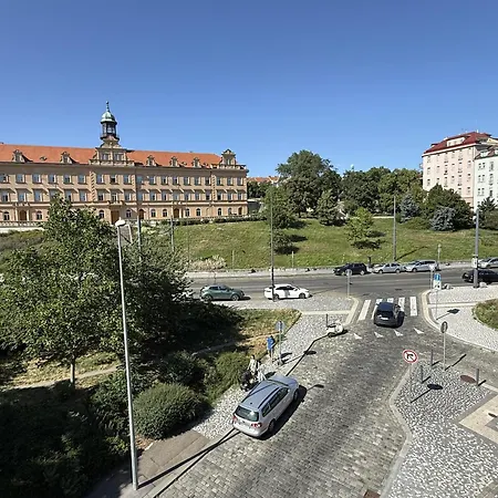 Vrsovice Square View Apartman